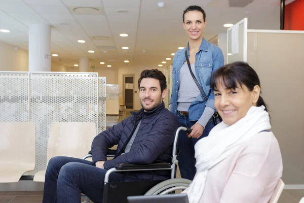 Tři Pacienti Sedí Čekárně Lékaře — Stock fotografie