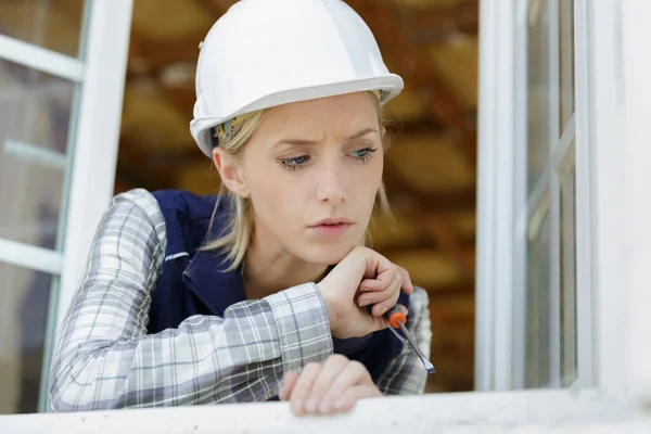 Ingeniero Constructor Mujer Uniforme Mirando Por Ventana —  Fotos de Stock