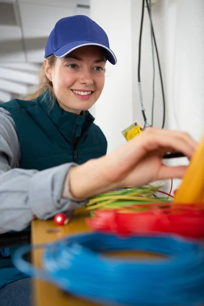 Electricista Femenina Trabajando Con Cables Interiores —  Fotos de Stock