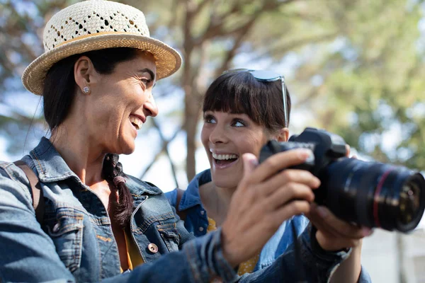 Fotógrafos Femininos Assistindo Fotos Uma Nova Câmera Slr — Fotografia de Stock