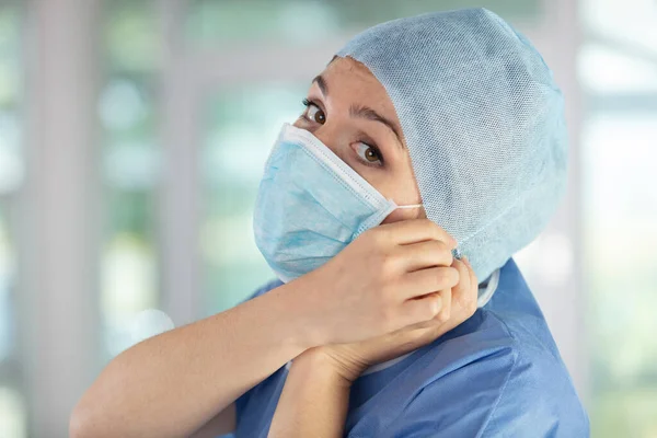 一位女医生在使用口罩 — 图库照片