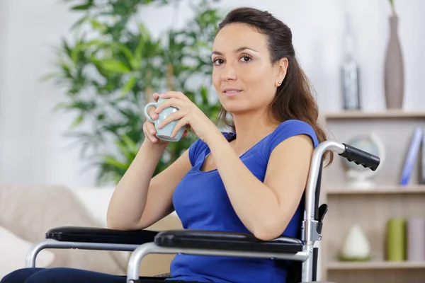 Γυναίκα Ανάπηρο Κορίτσι Αναπηρική Καρέκλα Κατέχει Κούπα Τσάι — Φωτογραφία Αρχείου