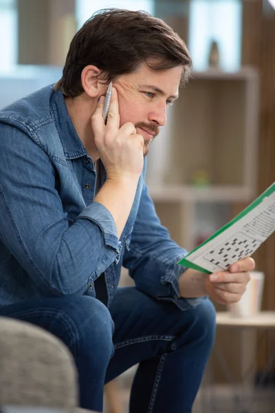 Young Man Doing Crossword Puzzle — Stock Photo, Image