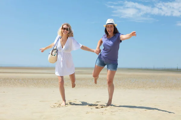 Две Подруги Гуляющие Пляжу — стоковое фото
