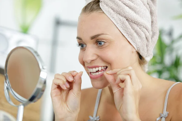 Žena Čištění Zubů Pomocí Dentální Nitě — Stock fotografie