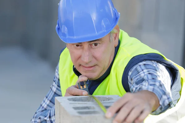 Byggarbetare Arbetar Med Mätning Cementblock — Stockfoto