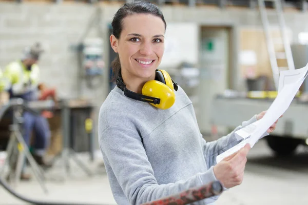 Mutlu Kadın Metal Işçileri Fabrikada Buluşuyor — Stok fotoğraf
