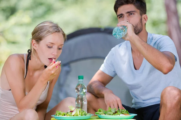 Jovem Casal Comer Salada Por Sua Barraca — Fotografia de Stock