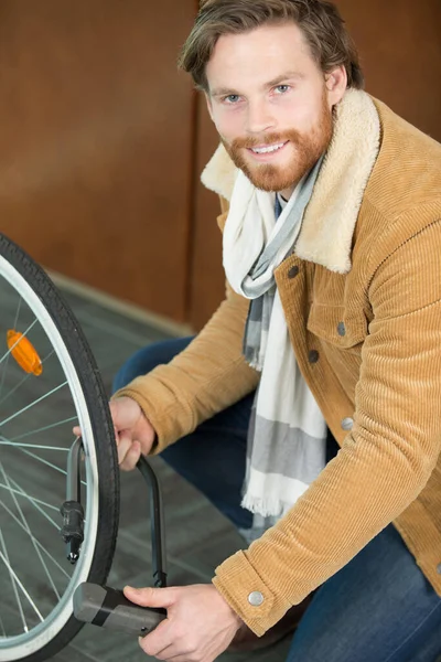 Νεαρός Άνδρας Αντλεί Ένα Λάστιχο Ποδηλάτου Χρησιμοποιώντας Μικρή Αντλία — Φωτογραφία Αρχείου