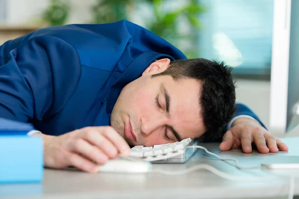 Cansado Sobrecarregado Homem Dormindo Teclado Escritório Trabalho — Fotografia de Stock