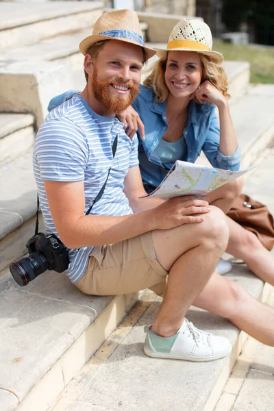 Joyeux Couple Observant Carte Discutant Leurs Vacances — Photo