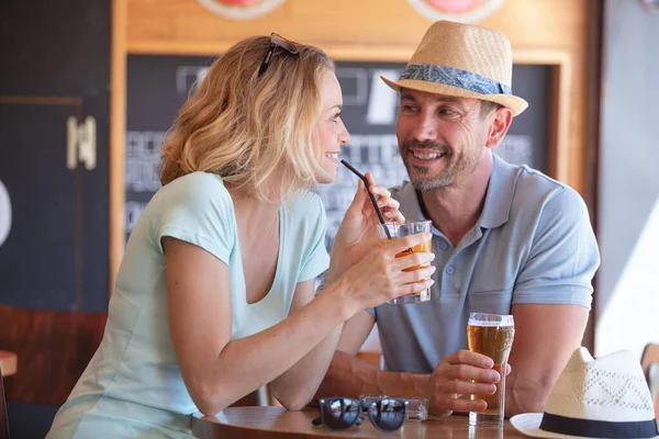 Szczęśliwa Para Dobrze Się Bawiąca Pijąc Razem Piwo — Zdjęcie stockowe