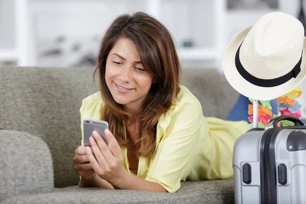 Femme Avec Valise Téléphone Portable Assis Sur Canapé Intérieur — Photo