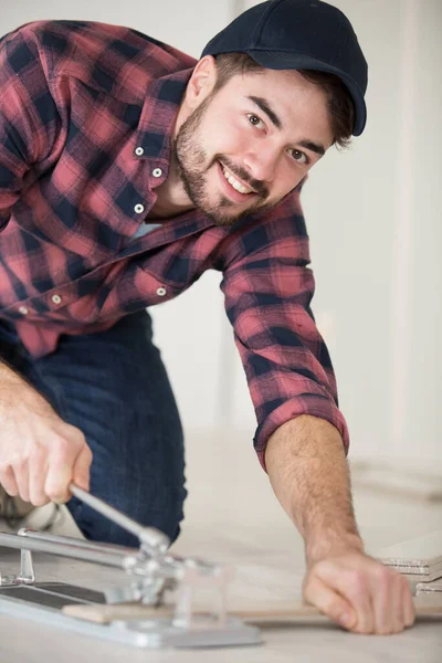 Trabajador Está Cortando Azulejos — Foto de Stock