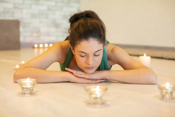 Joven Mujer Caucásica Haciendo Yoga Sofá Casa —  Fotos de Stock