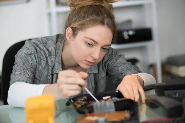 年轻的女商人专心修理计算机 — 图库照片