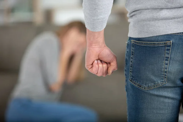 Adam Karısıyla Dövüşmek Istiyor — Stok fotoğraf