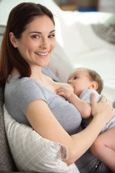 子供を母乳育児する女性の肖像画 — ストック写真