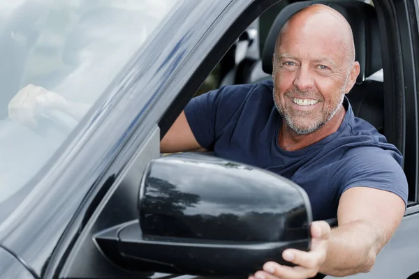 Ευτυχισμένος Ώριμος Άντρας Χαιρετάει Από Παράθυρο Του Αυτοκινήτου Του — Φωτογραφία Αρχείου