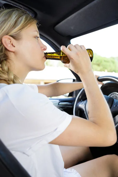 Bir Araba Sürüş Sırasında Bira Içmek Kadın — Stok fotoğraf