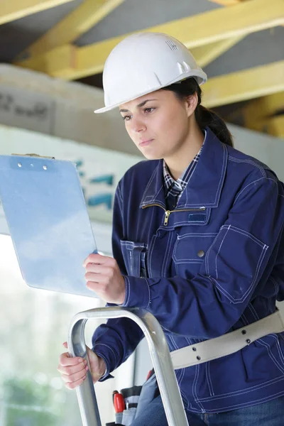 Mujer Trabajador Constructor Trabajo Con Portapapeles —  Fotos de Stock