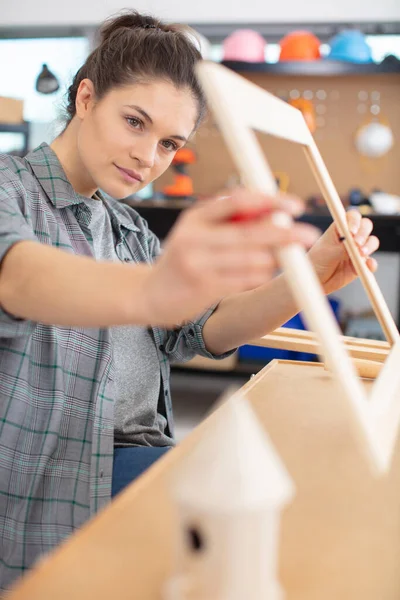 Молодая Женщина Работающая Мастерской Плотника — стоковое фото