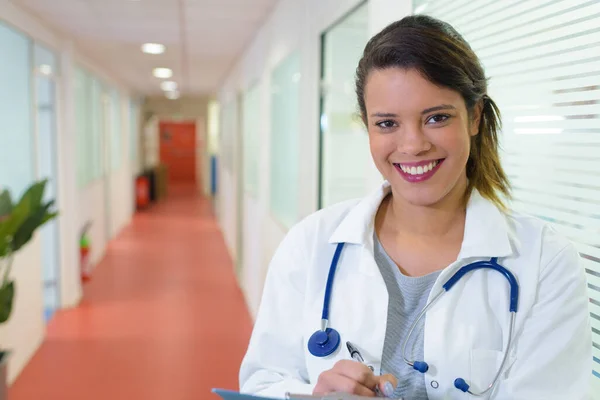 Kvinnlig Läkare Tittar Kameran Ett Sjukhus — Stockfoto