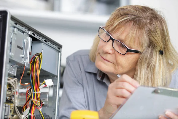 Kadın Elektronik Mühendisi Bilgisayar Sonuçlarını Okuyor — Stok fotoğraf