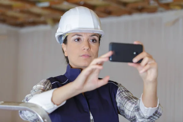 Mujer Constructor Tomando Una Foto — Foto de Stock