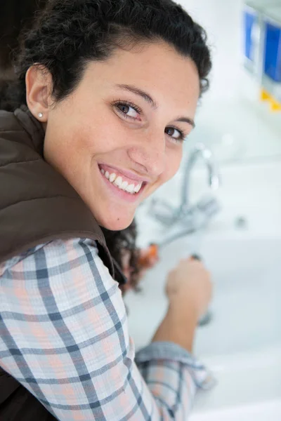 Jovem Encanador Feminino Que Fixa Uma Pia Banheiro — Fotografia de Stock