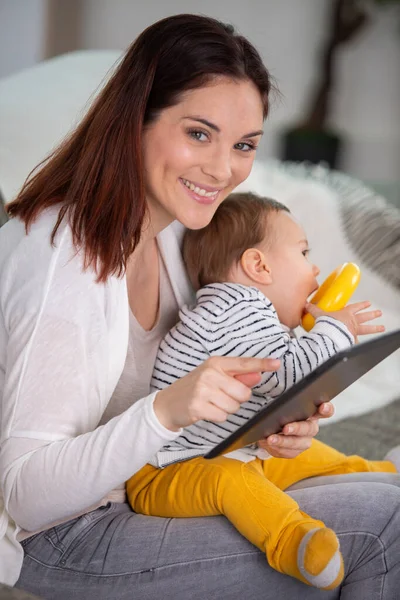 Anne Bebek Oyun Oynayıp Tablet Bilgisayar Okuyor — Stok fotoğraf