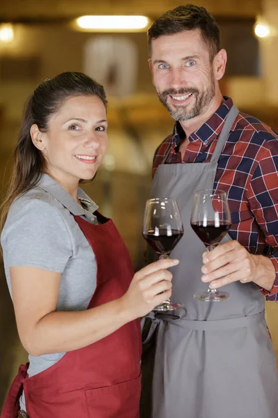 Mahzende Şarap Bardakları Olan Profesyonel Bir Çift — Stok fotoğraf