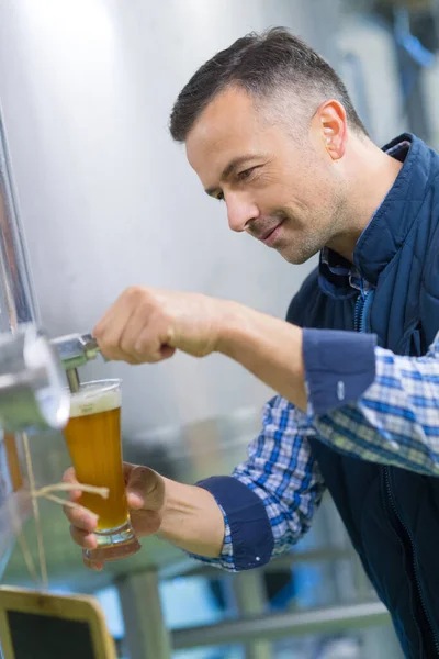 Brewer Testování Piva Pivovaru — Stock fotografie