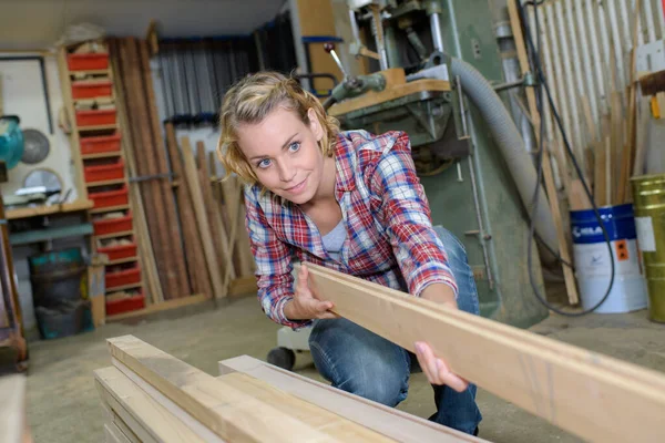 Una Mujer Carpintería Casa —  Fotos de Stock
