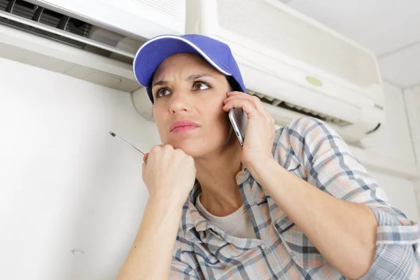 Worried Air Conditioning Engineer Talking Smartphone — Stock Photo, Image