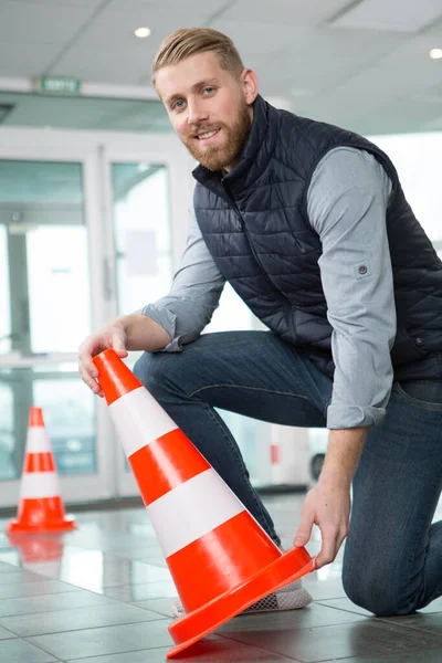 Homem Colocando Cone Segurança Chão Azulejos — Fotografia de Stock