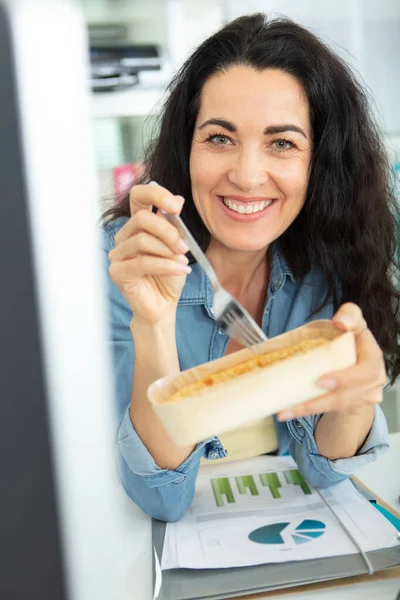 Affärskvinna Äter Lunch Sitt Kontor Medan Hon Arbetar — Stockfoto