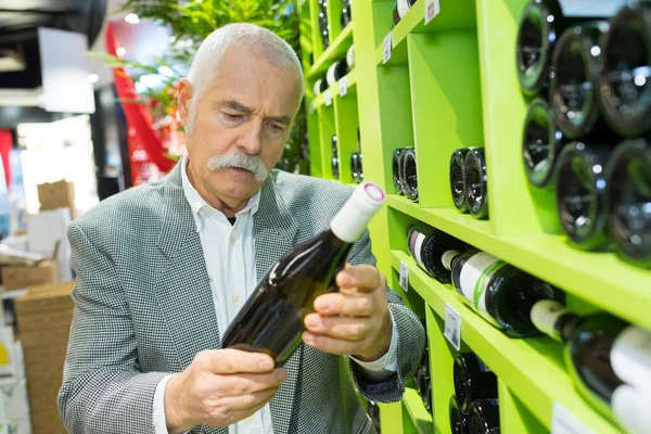Uomo Supermercato Che Sceglie Una Bottiglia Vino — Foto Stock
