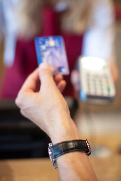 Mão Com Cartão Crédito Deslizar Através Terminal Para Venda — Fotografia de Stock