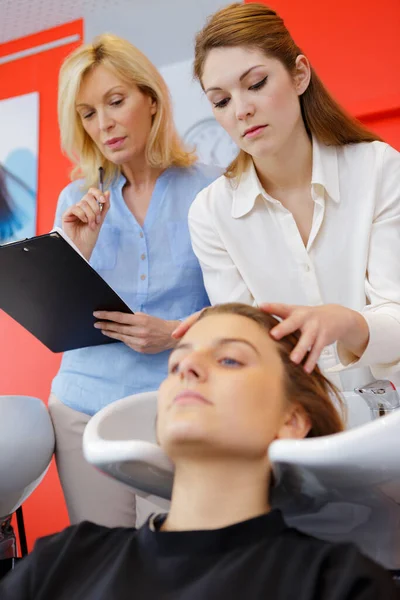 Frau Bekommt Von Friseurlehrling Eine Haarwäsche — Stockfoto