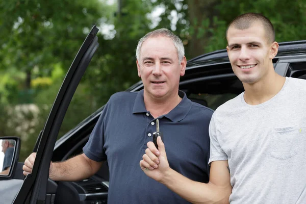 父親は息子が鍵を持って車のそばに立っていた — ストック写真