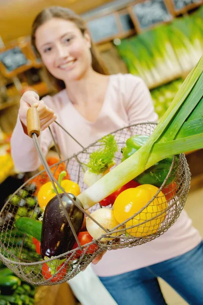 Young Woman Holding Basket Filled Vegetables — Stock Photo, Image
