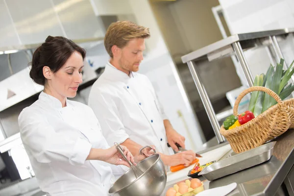 在餐厅厨房工作的积极的专业厨师和厨师 — 图库照片