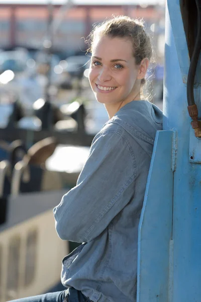 漁業に従事する若い女性の肖像画です — ストック写真