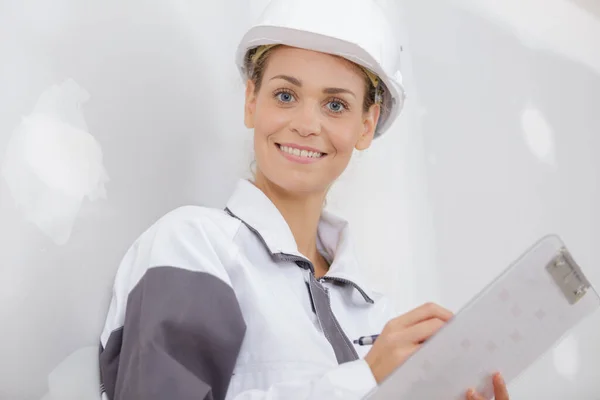 Woman Builder Holding Blueprints Clipboard — Stock Photo, Image