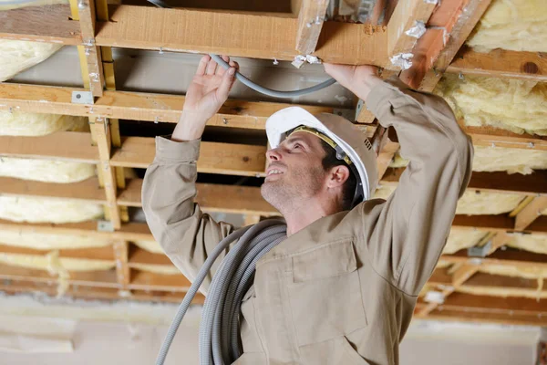 Manlig Byggare Ledningar Inne Taket — Stockfoto