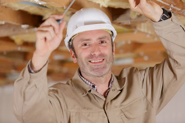 Uomo Nel Costruttore Che Lavora Sul Soffitto — Foto Stock