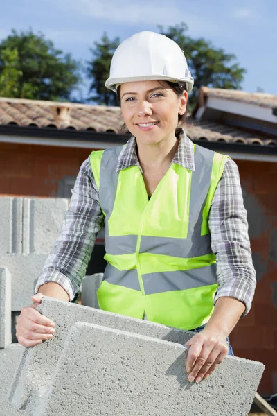 Жінка Інженер Працює Будівельному Майданчику Посмішкою — стокове фото