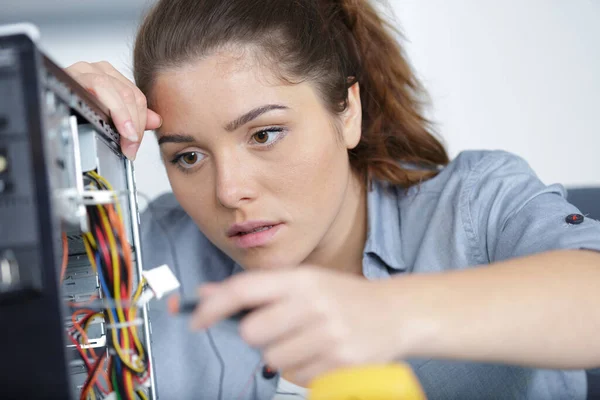 Woman Fixes Component Service Center — Stock Photo, Image