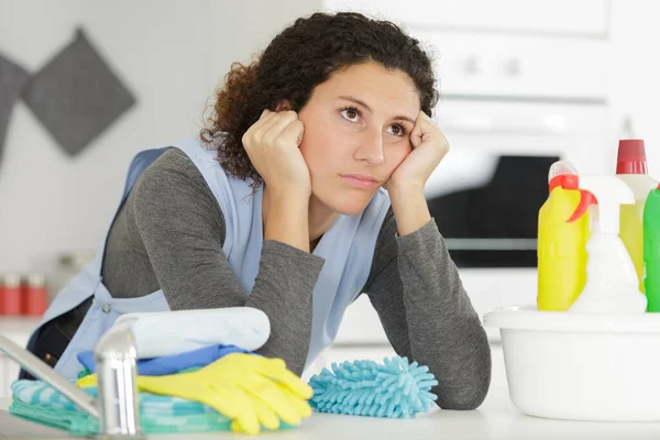 疲倦的年轻女人做完家务活 — 图库照片